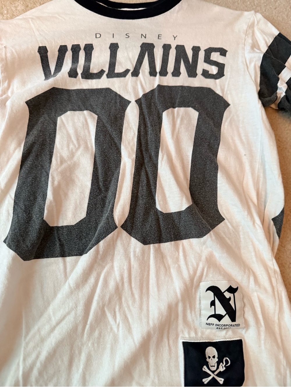 Disney vintage White Tee with Black Skull & Gothic Style for Captain Hook